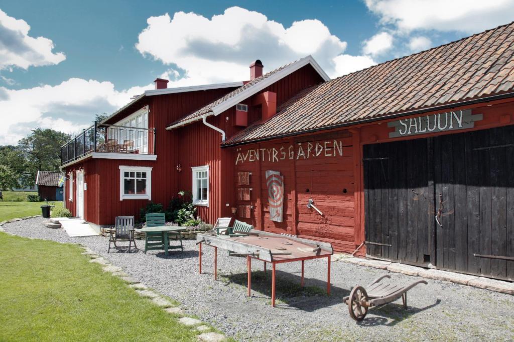 Aeventyrsgardens Vandrarhem, Kinnekulle Källby Exterior photo