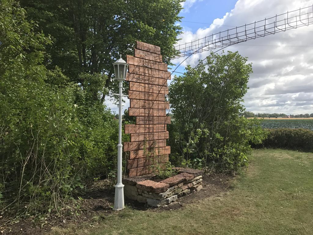 Aeventyrsgardens Vandrarhem, Kinnekulle Källby Exterior photo